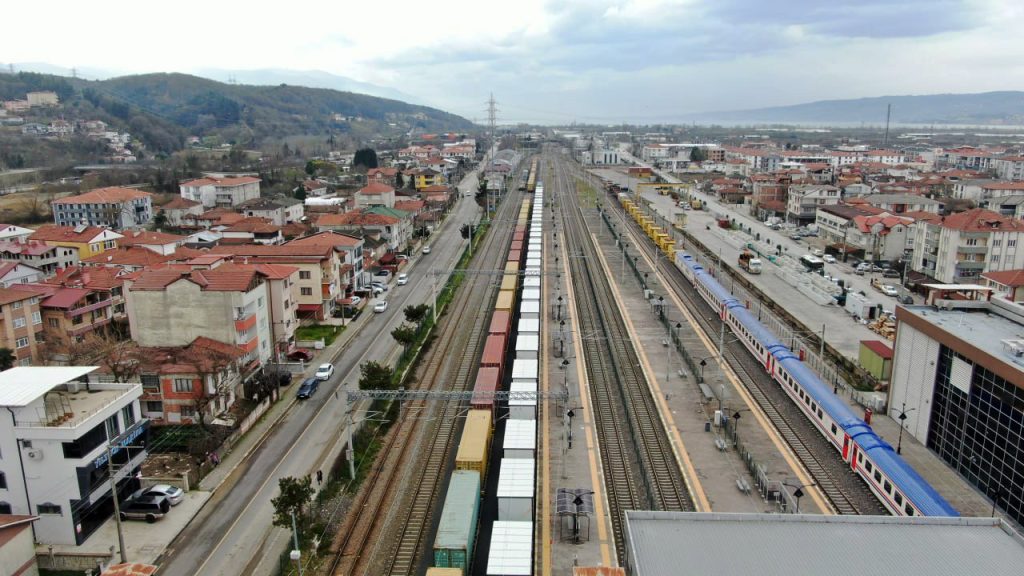 Konteyner_5-1-1024x576 Sakarya Kardeşlik Kenti İçin İskenderun’a Konteynerler Sevk Edildi.