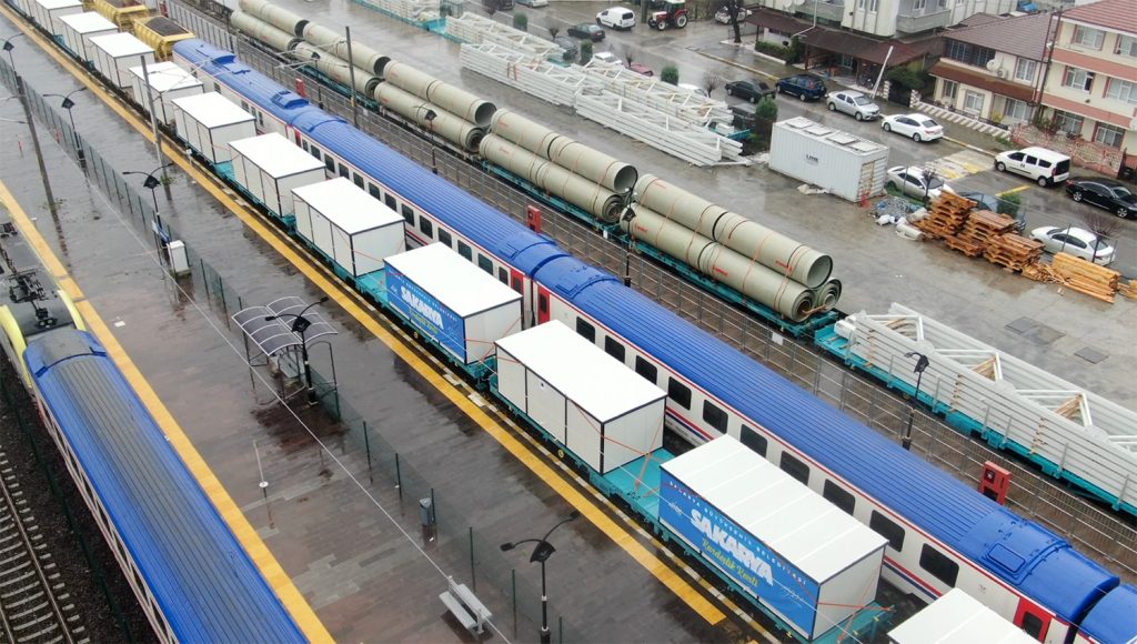 NxA1Vk7nLU-1-1024x580 Sakarya Kardeşlik Kenti İçin İskenderun’a Konteynerler Sevk Edildi.