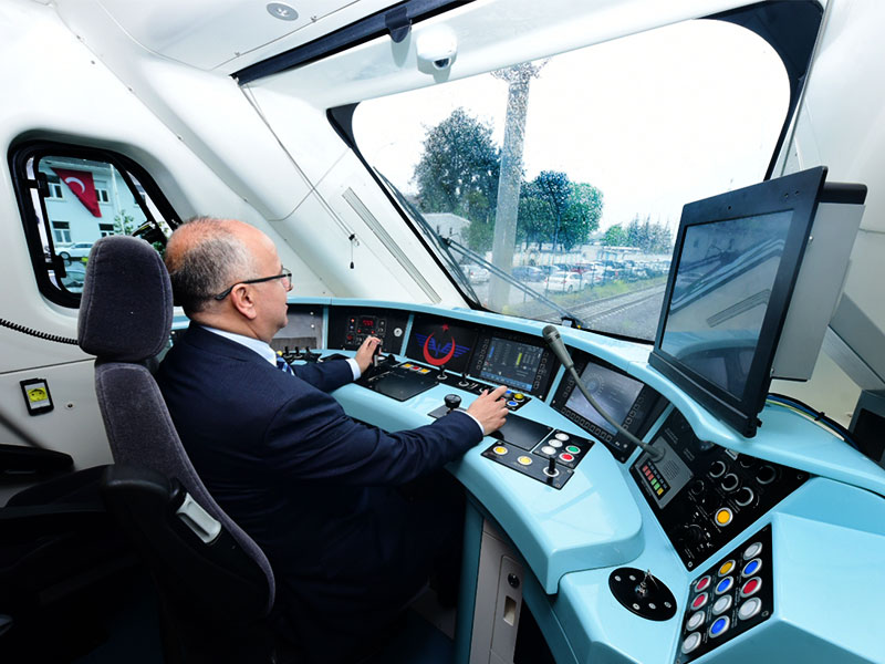 10elktr-1 MİLLÎ ELEKTRİKLİ TREN RAYLARDA!..